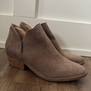 Lucky Brand Fahmida Taupe/Fawn Ankle Suede
Booties